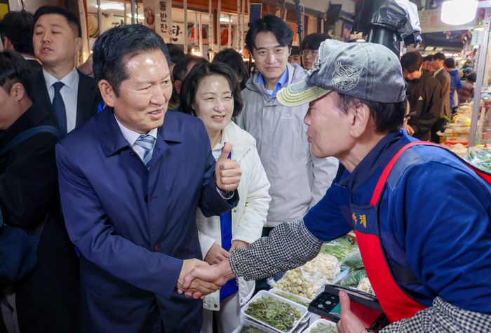 정청래 더불어민주당 대표가 6일 경기 수원시 팔달구 못골종합시장을 방문해 상인과 인사하고 있다. (공동취재) ⓒ뉴시스