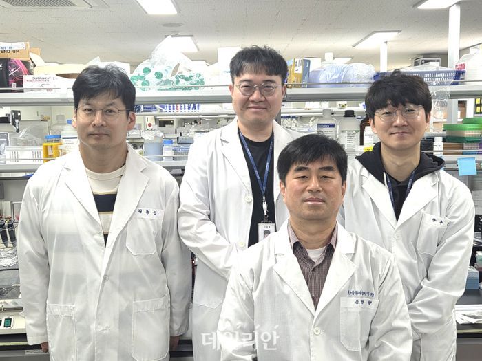 (왼쪽부터)김욱진박사, 조성찬연구원, 문병철 박사, 장우종박사.ⓒ한국한의학연구원