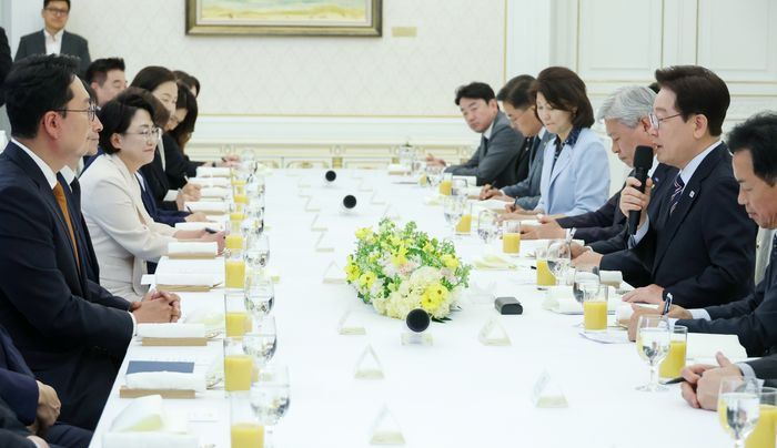 이재명 대통령이 29일 청와대에서 열린 비교섭단체 및 무소속 국회의원 초청 오찬 간담회에서 발언하고 있다. ⓒ뉴시스