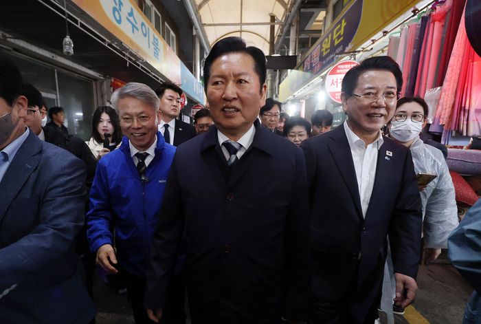 더불어민주당 정청래 대표와 민형배, 김영록 전남광주통합특별시장 후보가 9일 전남 여수시 서시장을 찾아 민생현장을 살피고 있다. ⓒ연합뉴스