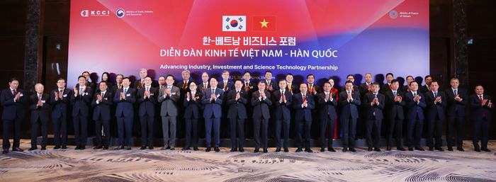 이재명 대통령이 23일(현지 시간) 베트남 하노이 한 호텔에서 한-베트남 비즈니스 포럼에 앞서 열린 사전 간담회에서 참석자들과 기념촬영을 하고 있다. ⓒ뉴시스