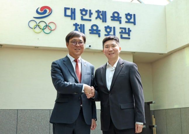 악수 나누는 최휘영 문체부 장관(왼쪽)과 유승민 대한체육회장. ⓒ 문화체육관광부