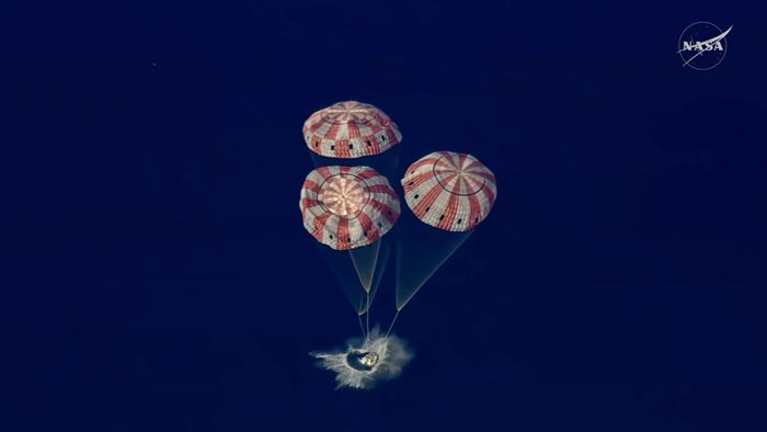 NASA의 달탐사 2단계 아르테미스2호 계획을 수행한 우주인들을 태운 오리온 우주선이 10일(현지 시간) 미 동부 해안 태평양에 낙하하고 있는 모습.ⓒAP/뉴시스