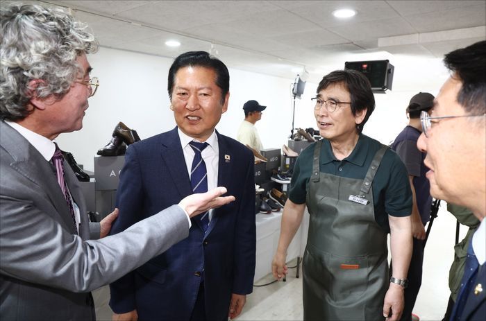 정청래 더불어민주당 대표가 24일 오후 서울 성동구 언더스탠드에비뉴에 마련된 청각장애인 수제화 브랜드 