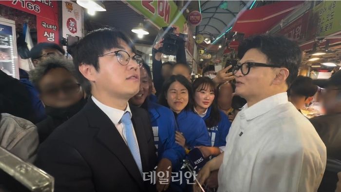 하정우 전 청와대 AI미래기획수석과 한동훈 전 국민의힘 대표가 29일 오후 부산 북구 구포시장에서 만나 인사를 나누고 있다. ⓒ데일리안 오수진 기자