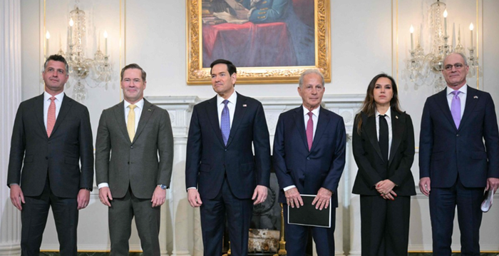 마코 루비오(왼쪽에서 세번째) 미국 국무장관과 이스라엘·레바논 회담 참석자들이 14일(현지시간) 워싱턴DC에서 기념촬영을 하고 있다. ⓒAFP/연합뉴스