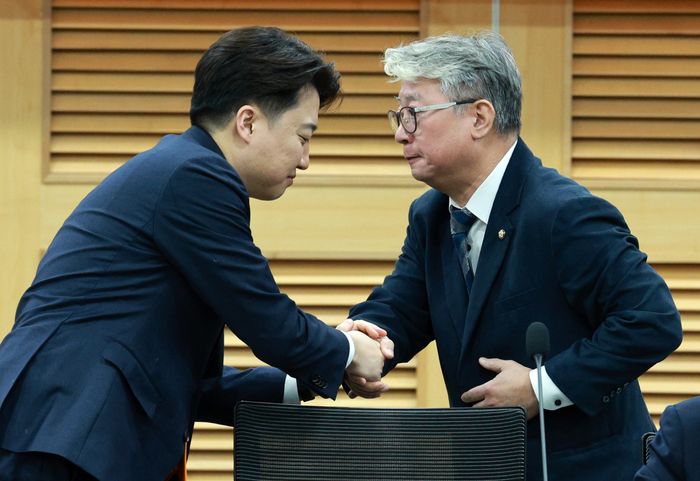 이준석 개혁신당 대표와 조응천 전 의원이 지난 2024년 2월 13일 오전 서울 여의도 국회 의원회관에서 열린 제1차 최고위원회의에서 악수하고 있다. ⓒ뉴시스