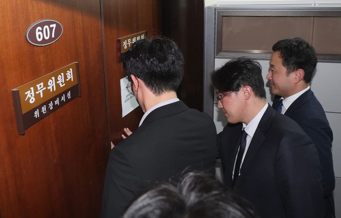 권창영 2차 종합 특별검사팀 관계자가 3월 26일 오후 서울 여의도 국회에서 관저 이전 의혹에 연루된 윤한홍 국회 정무위원장실 압수수색을 위해 대기하고 있다.ⓒ뉴시스