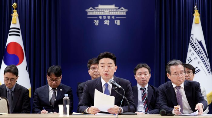 강훈식 비서실장이 7일 청와대에서 열린 중동상황 관련 기자간담회에서 발언하고 있다.ⓒ뉴시스