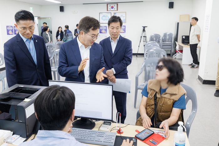 김동연 경기도지사가 27일 안양 관양동 행정복지센터를 찾아 도민과 대화하고 있다. ⓒ경기도 제공