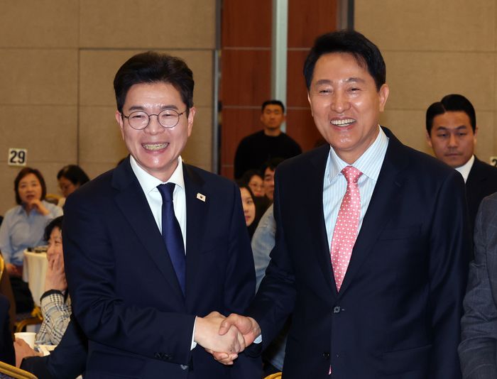 정원오(왼쪽) 더불어민주당 서울시장 후보와 오세훈 서울시장이 지난 22일 오후 서울 용산구 백범김구기념관에서 열린 서울시사회복지사협회 창립 40주년 기념행사에서 만나 악수하고 있다. ⓒ뉴시스