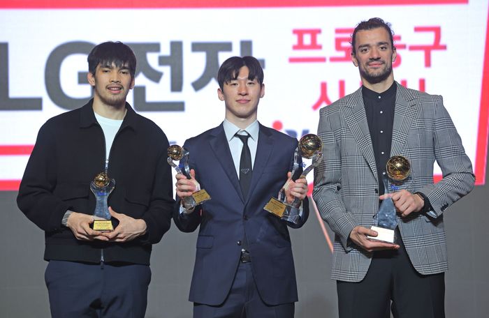 신인 선수상을 수상한 고양 소노 케빈 켐바오(왼쪽부터), 국내선수 MVP 고양 소노 이정현, 외국선수 MVP 창원 LG 아셈 마레이. ⓒ 연합뉴스