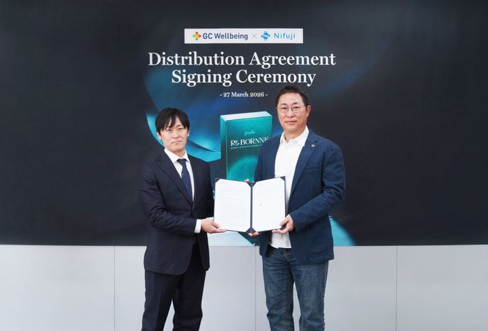 MOU체결 후 세리머니 촬영 중인 케이타 고도 니후지 대표(왼쪽), 김상현 GC녹십자웰빙 대표 ⓒ GC녹십자웰빙