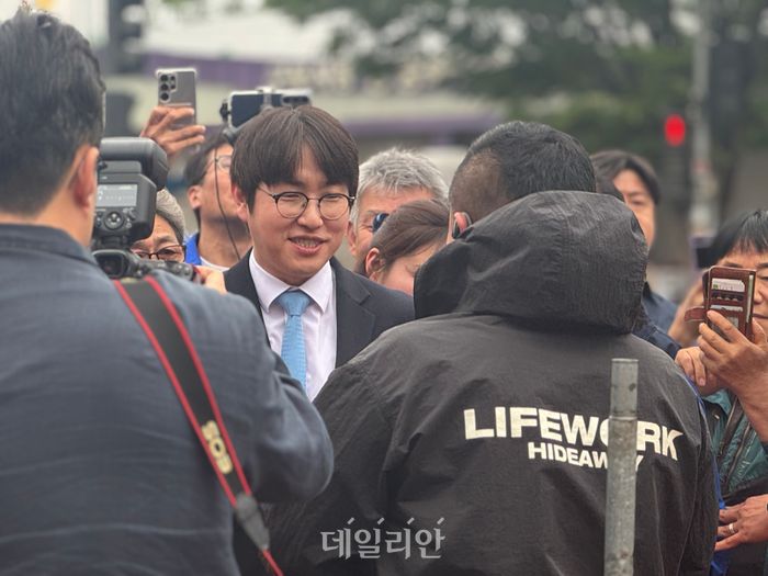 하정우 전 청와대 AI미래기획수석이 29일 오후 부산 북구 구포시장에서 시민들과 인사를 나누고 있다. ⓒ데일리안 오수진 기자