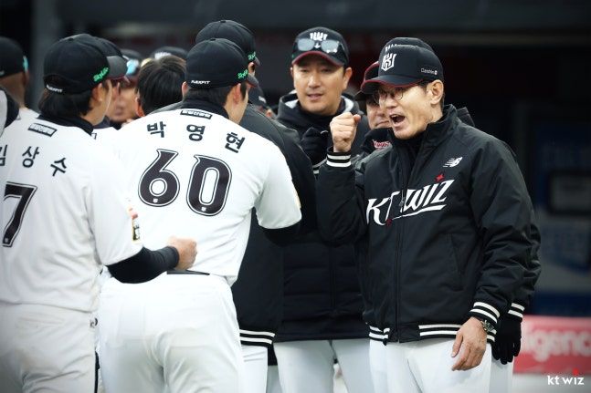 팀을 1위에 올려놓은 이강철 감독. ⓒ KT 위즈