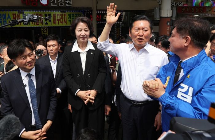 정청래 더불어민주당 대표(오른쪽 두번째)가 지난 19일 경기도 성남시 모란민속5일장을 방문해 발언하는 모습. 김용 전 민주연구원 부원장(맨 왼쪽)은 당 지도부 공식 일정에 사전 조율 없이 찾아갔다.ⓒ연합뉴스