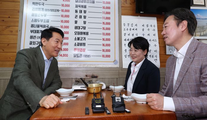 오세훈 국민의힘 서울시장 후보가 19일 오후 서울 종로구 한 식당에서 서울시장 후보 경선을 펼친 윤희숙 전 의원, 박수민 의원과 오찬을 하고 있다. ⓒ 뉴시스