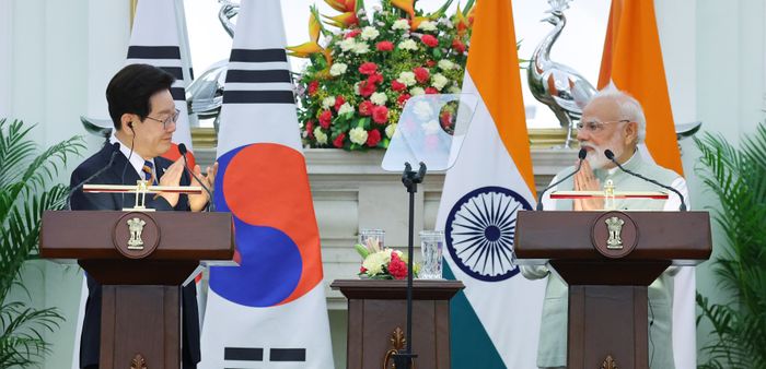 이재명 대통령과 나렌드라 모디 인도 총리가 20일(현지 시간) 뉴델리 영빈관 하이데라바드 하우스에서 공동언론발표를 하며 박수를 치고 있다. ⓒ뉴시스