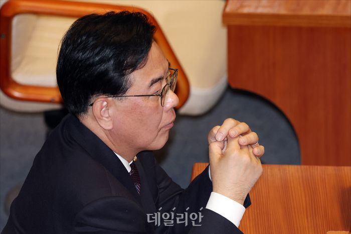 송언석 국민의힘 원내대표가 3일 오후 서울 여의도 국회 본청에서 열린 국회 본회의에서 대정부질문을 지켜보고 있다. ⓒ데일리안 홍금표 기자