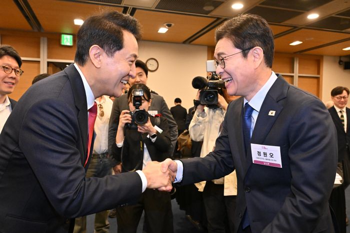 정원오(왼쪽) 더불어민주당 서울시장 후보와 오세훈 국민의힘 서울시장 후보가 30일 서울 중구 대한상공회의소에서 열린 