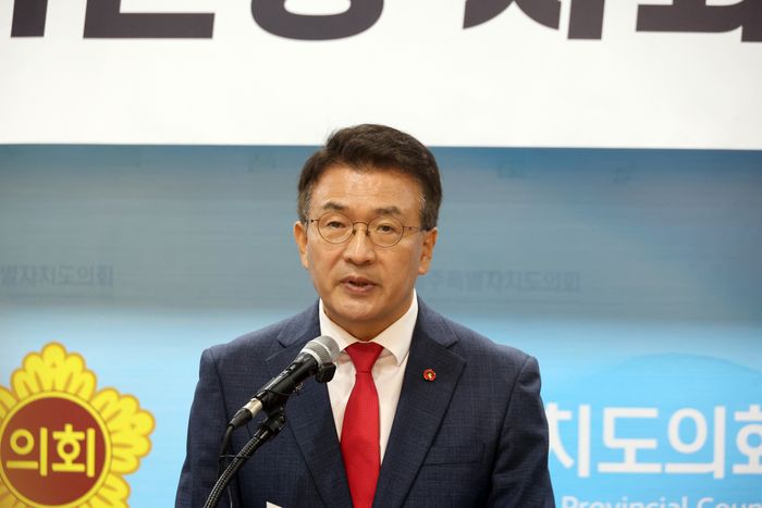 국민의힘 고기철 제주도당 위원장이 30일 제주도의회 도민카페에서 기자회견을 열어 위원장직을 내려놓고 6월 서귀포시에서 열리는 국회의원 보궐선거에 출마한다고 밝히고 있다. ⓒ연합뉴스