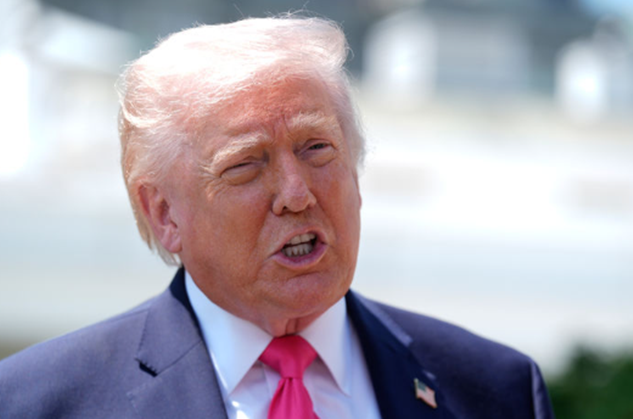 도널드 트럼프 미국 대통령이 지난 16일(현지시간) 백악관을 나서며 취재진들과 문답을 주고 받고 있다. ⓒAP/뉴시스