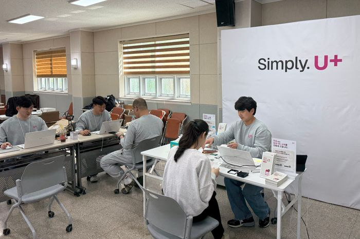 13일 오후 경상북도 울릉군 어업인복지회관에 마련된 유심 업데이트 및 무료 교체 부스에 LG유플러스 고객이 방문해 안내를 받고 있는 모습.ⓒLG유플러스