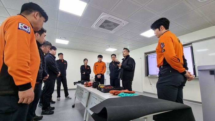 교육을 수강하는 인천 소방공무원들과 BYD코리아 트레이닝팀 이재혁 이사ⓒBYD코리아
