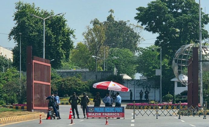 19일(현지시간) 중재국인 파키스탄 수도 이슬라마바드에 주요 정부기관이 모인 ‘레드존’(red zone·적색구역) 주변에서 경찰들이 검문검색을 하고 있다. ⓒ 연합뉴스