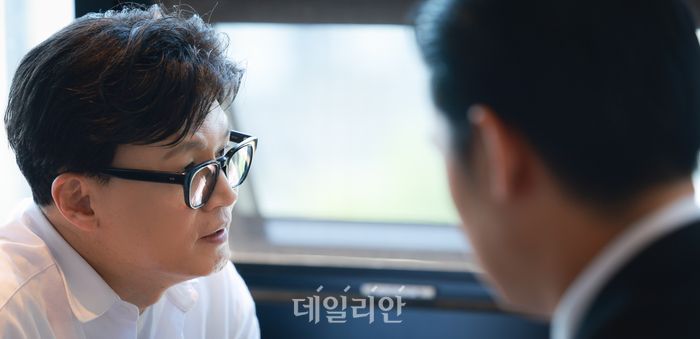 부산 북갑 국회의원 보궐선거 출마를 공식화한 한동훈 전 국민의힘 대표가 25일 부산 북구 한 카페에서 데일리안과 인터뷰를 갖고 있다. ⓒ데일리안 방규현 기자