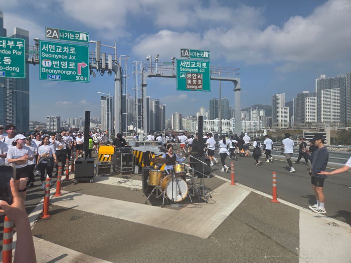 지난 5일 부산 광안대교 주로에서 열린 ‘제13회 메르세데스-벤츠 기브앤 레이스’에서 한 드럼 연주자가 공연을 펼치고 있다. ⓒ데일리안 정진주 기자