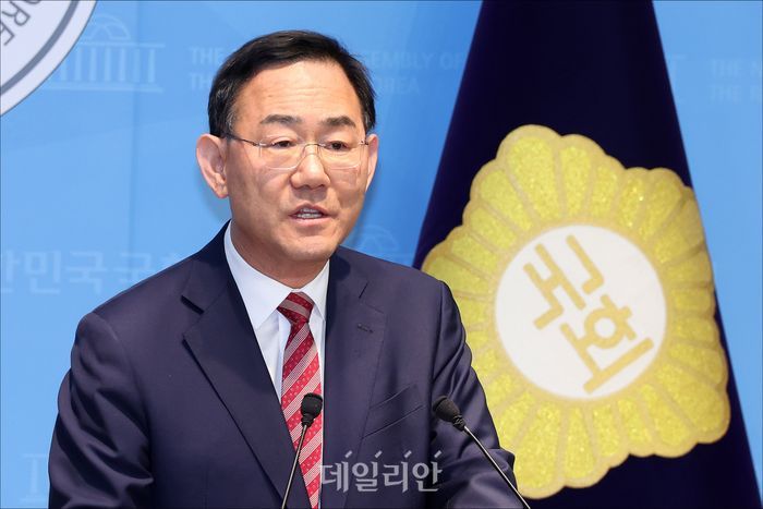 주호영 국민의힘 의원이 지난 23일 오후 서울 여의도 국회 소통관 기자회견장에서 대구시장 공천 컷오프와 관련해 불출마를 선언하며 기자회견을 하고 있다. ⓒ데일리안 홍금표 기자