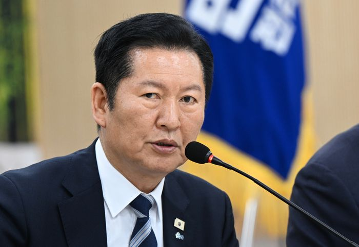 정청래 더불어민주당 대표가 10일 오전 전남 담양군 담양농협에서 열린 현장 최고위원회의에서 발언을 하고 있다. ⓒ뉴시스