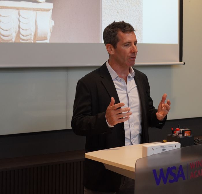 지난 14일 서울 서초구 신반포로 WSA와인아카데미 ‘루비룸’에서 엘리 페레스가 메종 루이 자도 와인에 대해 설명하고 있다.ⓒ신세계L&B