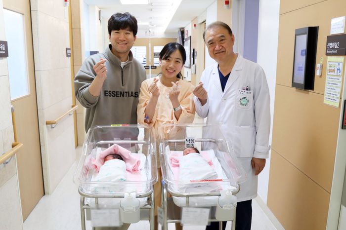 전종관 이대목동병원 산부인과 교수(오른쪽)가 산모, 산모 남편과 사진촬영을 하고 있다. ⓒ이대목동병원