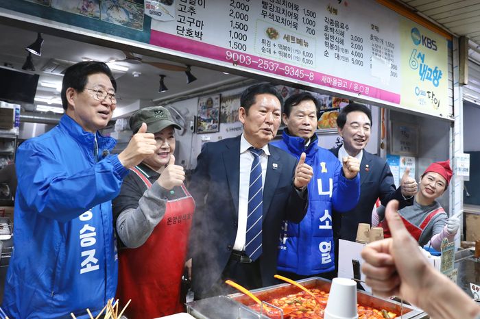 정청래 더불어민주당 대표와 양승조, 나소열, 박수현 충남도지사 경선후보가 지난 4일 충남 아산 온양온천시장에서 상인들과 기념촬영을 하고 있다. ⓒ뉴시스