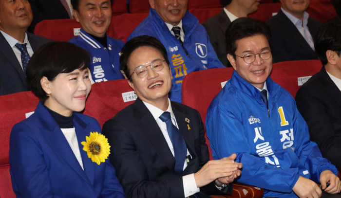 더불어민주당 서울시장 경선 전현희, 박주민, 정원오 후보가 지난 30일 서울 여의도 국회 의원회관에서 열린 현장최고위원회의에서 웃고 있다. ⓒ뉴시스