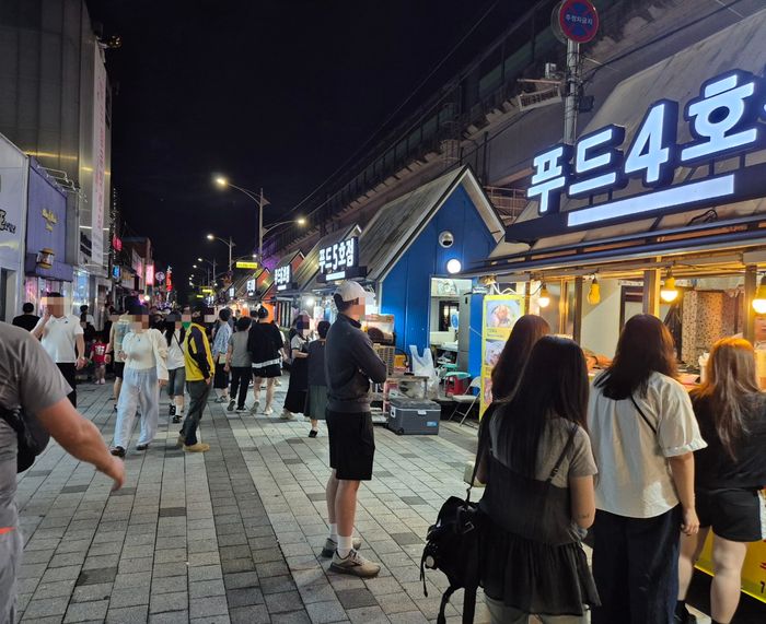 동두천시 ‘보산동 관광특구 체험의 날’ 참가자들이 월드푸드 스트리트를 이용하고 있다.ⓒ