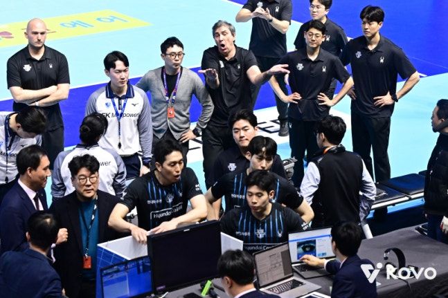 비디오 판독에 강하게 항의하는 현대캐피탈. ⓒ KOVO