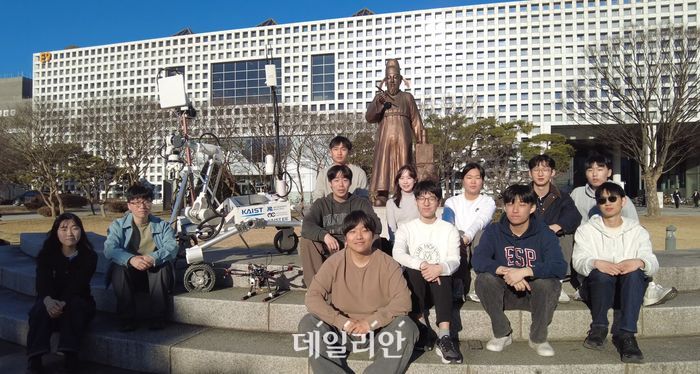 MR2팀원이 KAIST 장영실 동상 앞에서 기념촬영을 하고 있다.ⓒKAIST