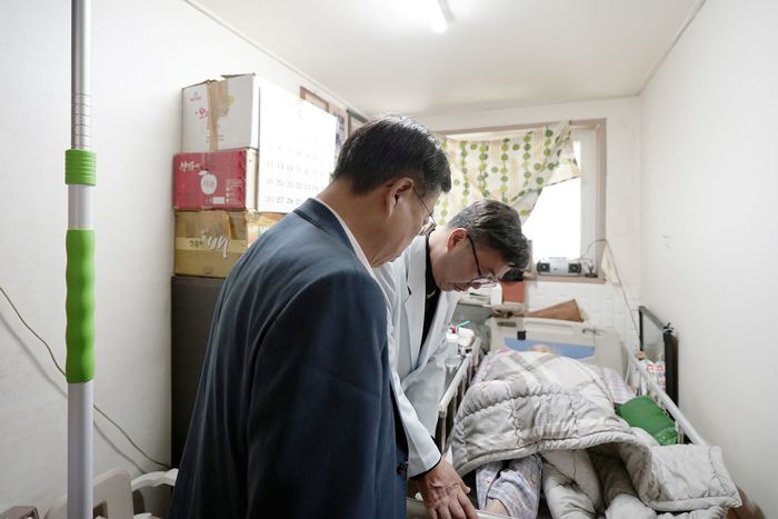 신상진 성남시장이 협약 의료기관 의사와 함께 ‘내집 생애말기 케어 사업’ 대상 어르신 자택을 방문해 건강 상태를 살피고 있다.ⓒ성남시 제공