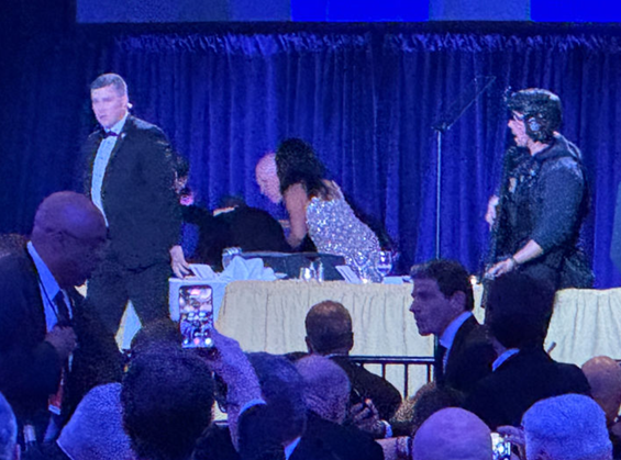 도널드 트럼프 미국 대통령이 25일 백악관 출입기자 만찬장에서 총격이 발생하자 비밀경호국 보호를 받으며 대피하고 있다. ⓒAP/뉴시스