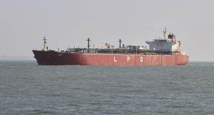 이란의 승인으로 호르무즈 해협을 통과한 인도의 액화석유가스(LPG) 운반선이 지난 16일 인도 서부 구자라트주 문드라항에 도착해 정박하고 있다. ⓒ AP/연합뉴스