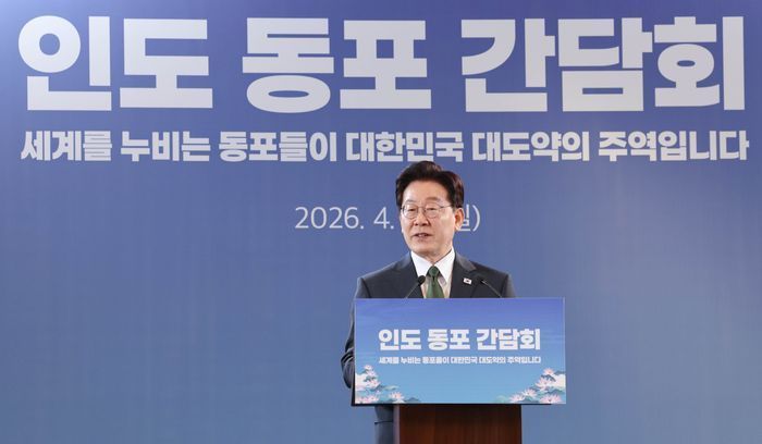 인도를 국빈 방문 중인 이재명 대통령이 19일(현지 시간) 뉴델리 한 호텔에서 열린 동포 만찬 간담회에서 인사말을 하고 있다. ⓒ뉴시스