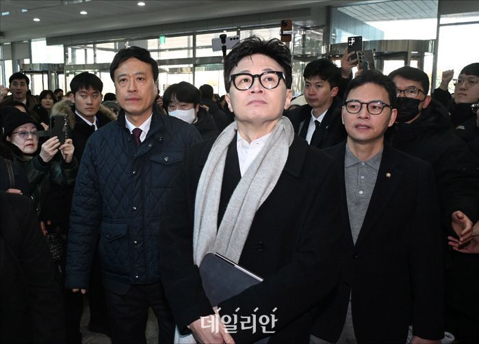 한동훈 국민의힘 전 당대표(가운데)와 박정훈 의원(오른쪽), 정성국 의원(왼쪽)이 1월 14일 중앙당 윤리위원회의 제명 처분과 관련한 입장을 밝히기 위해 국회 소통관 기자회견장으로 향하고 있다. ⓒ데일리안 홍금표 기자