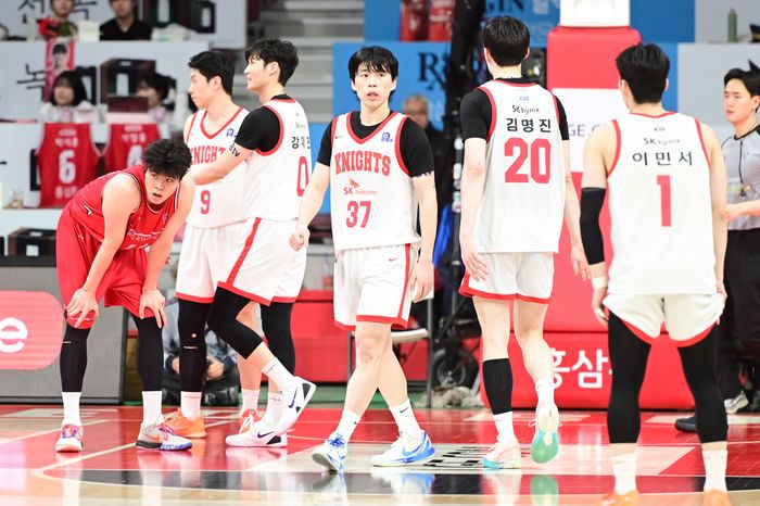 고의 패배 의혹을 받고 있는 서울 SK 선수들. ⓒ KBL