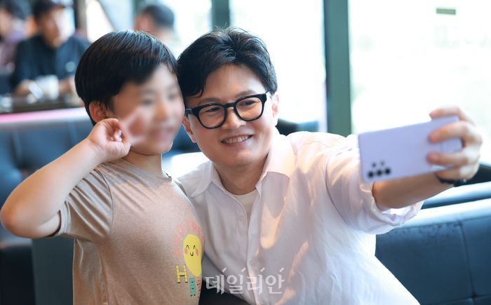 부산 북갑 국회의원 보궐선거 출마를 공식화한 한동훈 전 국민의힘 대표가 25일 부산 북구 한 카페에서 어린이 팬과 사진촬영하고 있다. ⓒ데일리안 방규현 기자