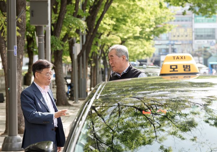 최근 국제유가 상승으로 운수사업자의 유류비 부담이 커진 가운데, 신상진 성남시장이 16일 한 택시 운수종사자와 만나 대화를 나누고 있다. ⓒ성남시 제공