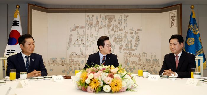 이재명 대통령이 2025년 9월 8일 서울 용산 대통령실 청사에서 열린 여야 지도부 오찬 회동에서 발언하고 있다. 왼쪽부터 정청래 더불어민주당 대표, 이재명 대통령, 장동혁 국민의힘 대표. ⓒ뉴시스