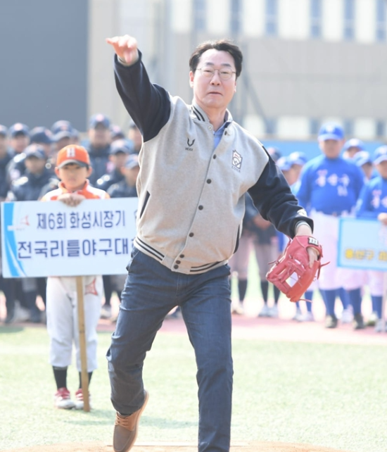 제6회 화성시장기 전국리틀야구대회에서 정명근 시장이 시구하고 있는 모습. ⓒ 캠프 제공